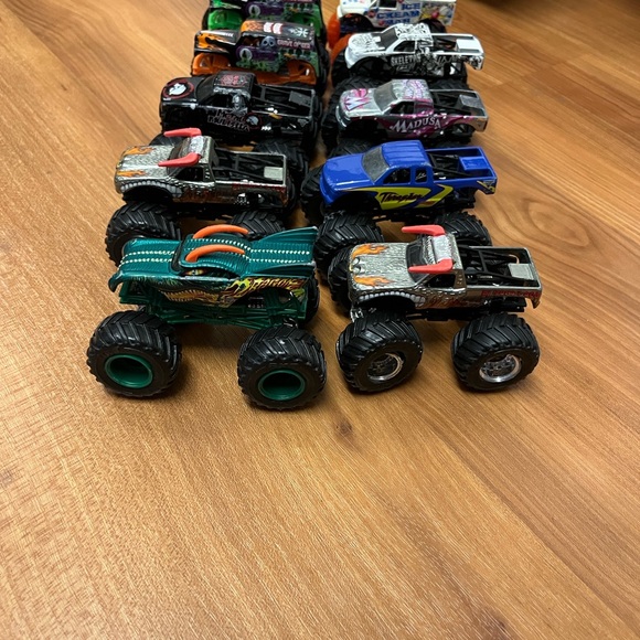 Monster Jam Monster Truck Bundle 10 pc - Picture 2 of 6